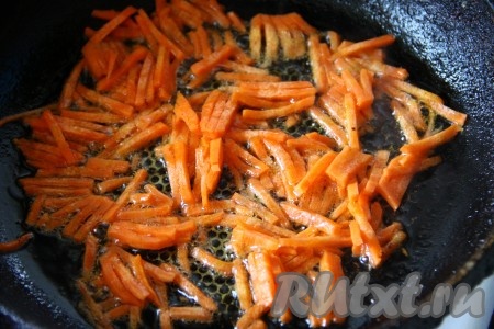 Отдельно на сковороде, с добавлением растительного масла, обжарить мелко рубленный лук и морковь, иногда помешивая, до золотистого цвета. Я добавила целую луковицу в бульон (без обжарки).
