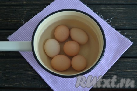 Отварить яйца вкрутую и очистить.
