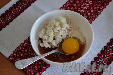 Лук, сало (или сметану) и куриное яйцо добавить к икре, тщательно перемешать. Оставить на 15 минут, чтобы набухла манка.
