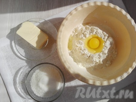 Растопленное сливочное масло размешать с сахаром, муку перемешать с яйцом, соединить получившиеся смеси и замесить достаточно плотное песочное тесто.
