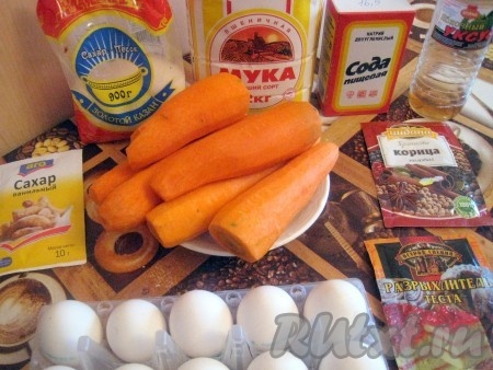 Ингредиенты для приготовления морковных кексов.