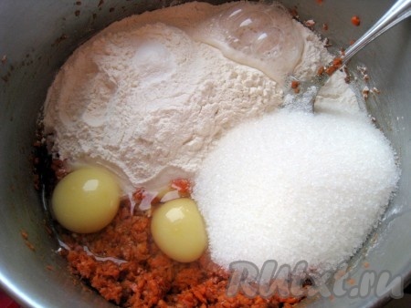 Добавить к морковной массе муку, сахар, яйца, разрыхлитель и соду гашеную.