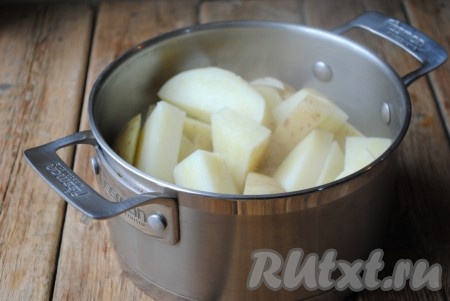 По истечении времени воду с картофеля слить (она нам больше не понадобится). 
