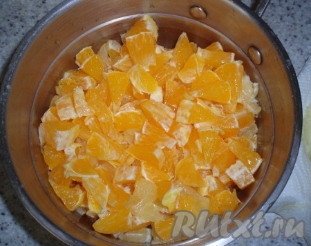 Затем их очистить, удалив горький белый слой. Разобрать апельсины и лимон на дольки, нарезать небольшими кусочками.
