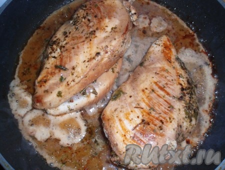 Влить в сковороду маринад, уменьшить огонь до минимального, накрыть крышкой и потушить куриное филе, примерно, 15 минут.  
