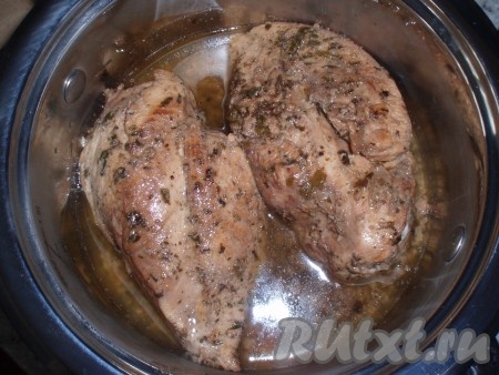 Куриную грудку вместе с горячим маринадом выложить в маленькую кастрюльку, накрыть крышкой и оставить до полного остывания.
