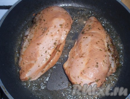 На сковороде раскалить 1 столовую ложку масла и быстро обжарить мясо с обеих сторон.

