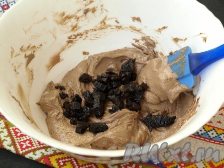 Во вторую часть творожной массы добавить получившуюся шоколадную массу, взбить до однородности блендером. Добавить измельчённый чернослив и снова перемешать.
