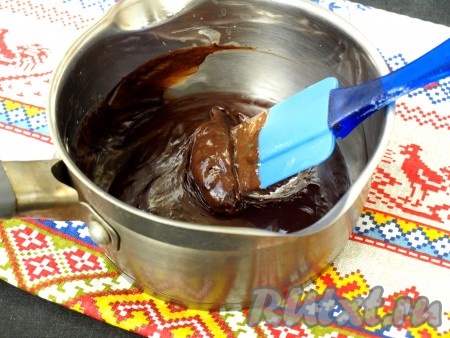 Хорошо нагреть сливки, снять с огня и добавить к ним поломанный на кусочки шоколад, подождать пару минут, затем размешать всю массу до однородности. Дать остыть получившейся шоколадной массе.
