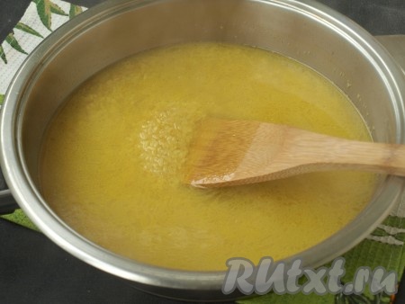 К обжаренному рису добавить соль и куркуму, размешать и влить кипяток. Убавить огонь и накрыть сковороду крышкой. Готовить рис по-индийски 10-12 минут, не открывая крышку.
