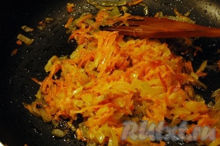 Морковь натрем на крупной терке, лук мелко нарежем и обжарим на растительном масле.