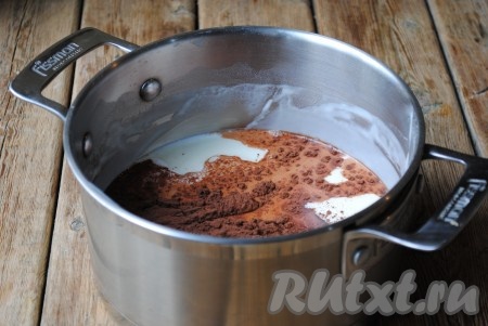 Затем разделить горячую массу для пудинга на две части. В одну часть добавить ванильный сахар и проварить, помешивая, на среднем огне 1 минуту, чтобы сахар растворился, снять ванильную массу с огня. В другую часть влить оставшиеся 100 мл молока и всыпать какао-порошок.