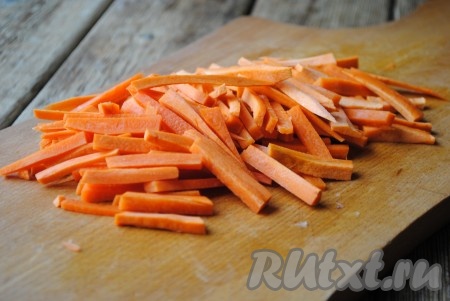 Морковь очистить и нарезать брусочками.
