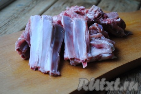 Мясо (я готовила бараньи ребра) вымыть и нарезать на порционные кусочки. 
