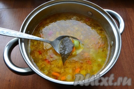 Далее добавить измельченный чеснок и лавровый лист, проварить суп еще 5 минут и выключить газ.

