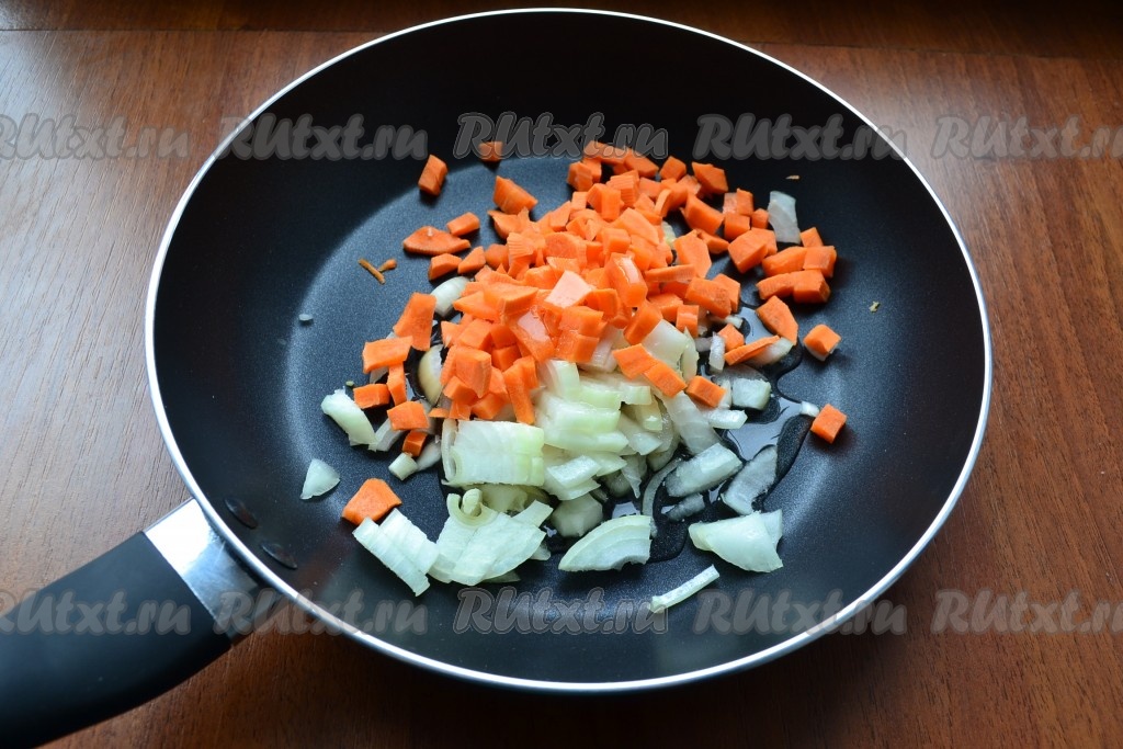 Лук и морковь нарезать маленькими кубиками, поместить в сковороду с растительным маслом.
