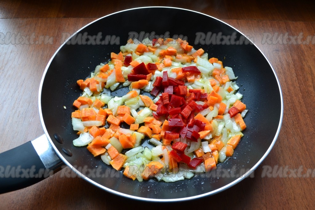 Обжарить лук с морковью в течение 3-4 минут, помешивая, на небольшом огне. Далее добавить в сковороду нарезанный соломкой или кубиками сладкий болгарский перец, предварительно очищенный от семян.