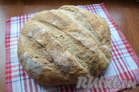 Выпекать цельнозерновой хлеб в разогретой до 200 градусов духовке около 35 минут. Готовому хлебу дать остыть.
