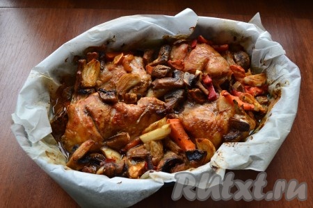 Запекать куриные бедрышки с грибами и овощами в разогретой духовке при температуре 180 градусов около 50-60 минут.
