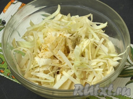 В миску нарезать ломтиками картофель и нашинковать капусту. Посолить и поперчить.
