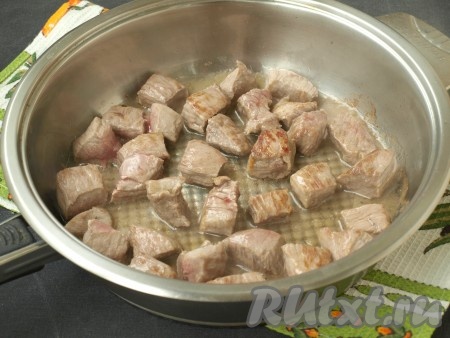 Хорошо нагреть сковороду с растительным маслом, выложить кусочки телятины и обжарить на среднем огне до румяной корочки со всех сторон.
