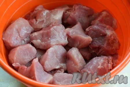 Нарезать свинину на порционные кусочки (размером, примерно, 3 на 3 см - если будете жарить на шампурах, для приготовления на решетке можно нарезать мясо на одинаковые кусочки произвольного размера).
