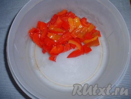 Болгарский перец вымыть, очистить от семян, нарезать тонкими полосками. Если используете маринованный перец – его также нарезать полосками.  Выложить в емкость для приготовления салата.