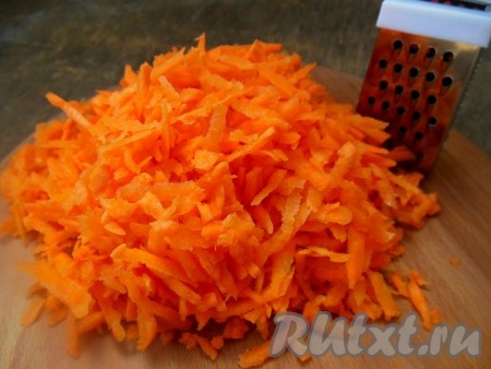 Очищенную морковь натрите на терке.
