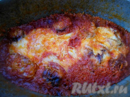 Накройте крышкой и поставьте в заранее разогретую до 180 градусов духовку на 25-30 минут. Вкуснейший хек в томатном соусе готов.
