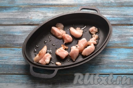 Жирок, срезанный с тушки кролика, выложить на сковороду и вытопить на среднем огне до румяных шкварок (или можно заменить на 2-3 столовые ложки растительного масла).
