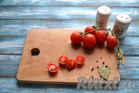Помидоры вымыть и нарезать небольшими дольками. Если используете помидоры черри - то разрежьте их пополам.
