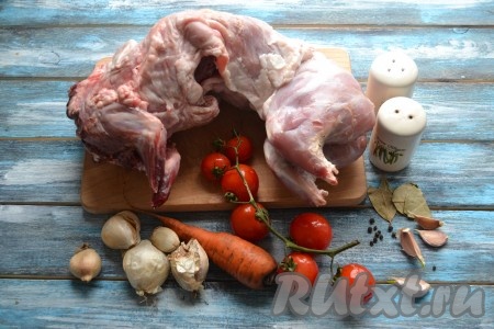 Подготовить необходимые ингредиенты для приготовления кролика в горшочках в духовке.