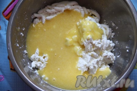 Яйца разделить на желтки и белки. Желтки взбить с сахаром и сливочным маслом комнатной температуры до однородности, затем добавить к творогу и перемешать.