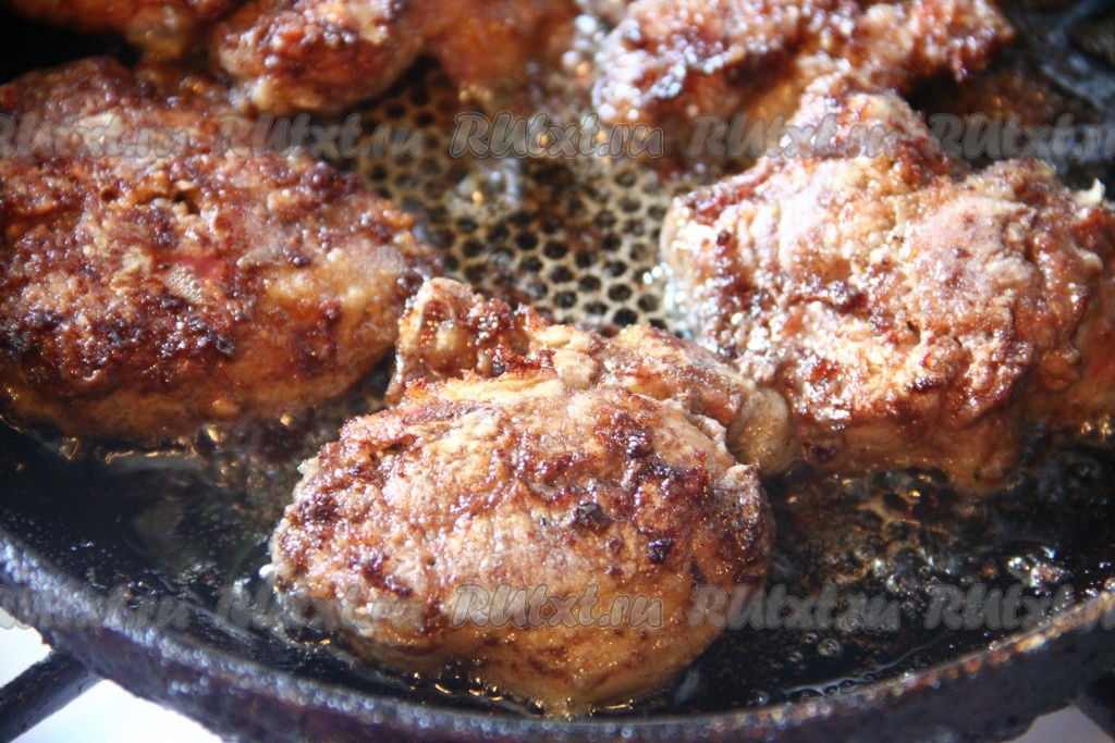 Куриная печень в муке с луком на сковороде рецепт с фото пошагово