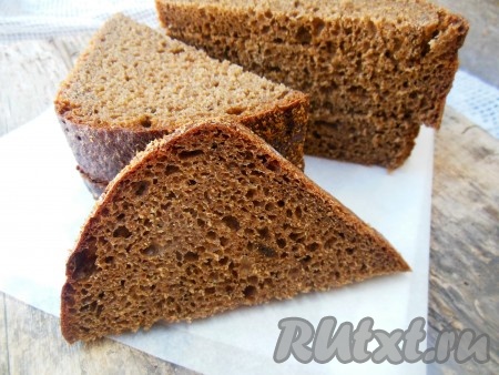 Черный хлеб нарежьте, я купила уже нарезанный хлеб. Каждый кусок хлеба разрежьте на две части, чтобы получились 2 треугольника.
