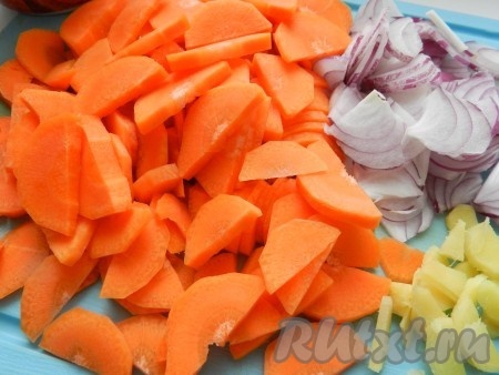 Лук, морковь, имбирь очистить. Лук нарезать на полукольца, морковь - на достаточно тонкие полукружочки, имбирь - на небольшие кусочки. Смолоть кориандр.
