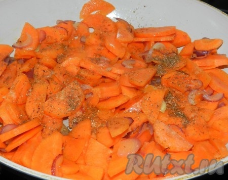 Затем добавить морковь и молотый кориандр, обжарить всё вместе, помешивая, в течение 5-7 минут.
