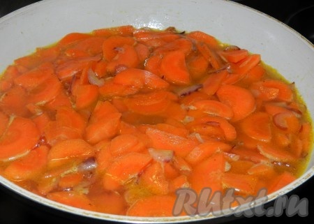 Залить овощи водой, накрыть крышкой, дать закипеть, затем уменьшить огонь и варить суп на медленном огне до готовности морковки.

