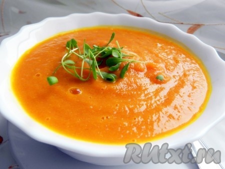 Готовый морковный суп с имбирём переложить в чашу блендера и пюрировать погружным блендером, регулируя густоту водой, в котором варилась морковка, можно немного подсолить. Наш нежнейший, ароматный и очень вкусный морковно-имбирный суп-пюре можно украсить зеленью, например, молодым кресс-салатом. Этот простой рецепт не только поможет приготовить прекрасное постное блюдо, но и раскрасит яркими красками даже самый пасмурный день!

