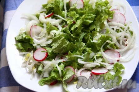 Выкладываем кольца маринованного лука в салат из редиса и листьев салата.
