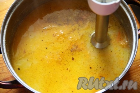 Слегка обжаренные овощи добавляем в кастрюлю с готовым картофелем и варим до полной готовности, солим суп и перчим по вкусу. С помощью погружного блендера пюрируем суп до однородного состояния. 