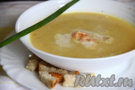 Подаем крем-суп, приготовленный со сливками, в глубокой тарелке, добавив в нее кусочки семги и зеленый лук.