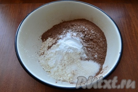 Отдельно соединить просеянную муку, какао-порошок, разрыхлитель и ванильный сахар, хорошо перемешать получившуюся сухую смесь.

