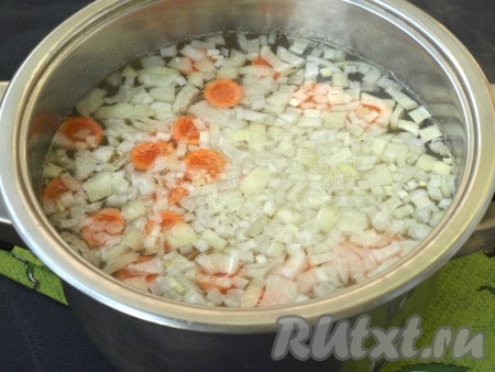Когда грудка будет легко протыкаться вилкой, добавить в суп картошку, лук и морковь, варить до готовности на небольшом огне (около 15-20 минут).
