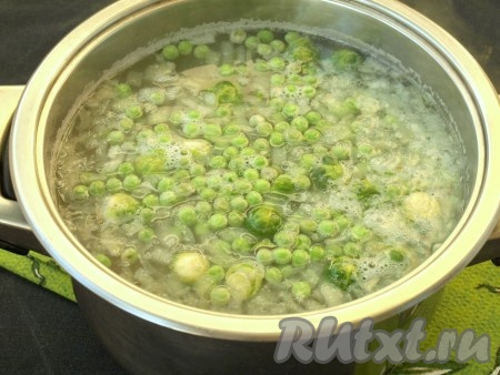 Когда картофель будет почти готов, добавить в суп горошек и брюссельскую капусту, варить 5 минут.
