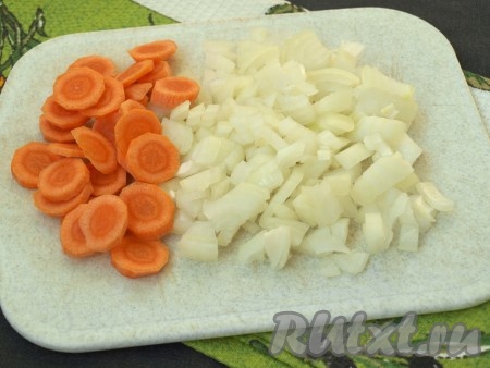 Очистить картошку, морковку и лук. Кубиками нарезать лук, морковь - кружочками.
