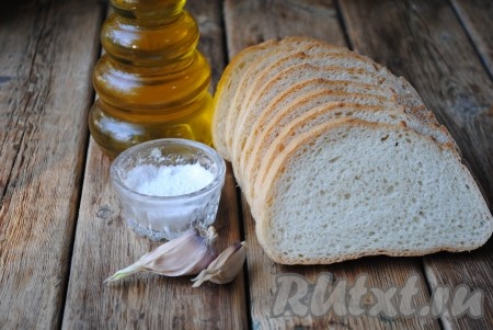 Подготовить необходимые ингредиенты для приготовления сухариков из белого хлеба с чесноком в духовке.