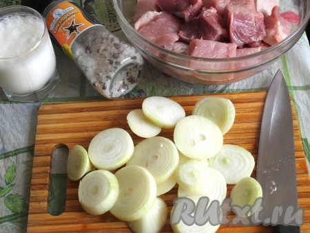 Свинину нарезать крупно, сложить в миску. Для шашлыка лучше выбирать ошеек или "яблочко". Кольцами нарезать очищенный лук.

