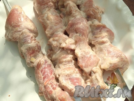 Перед тем как нанизать свинину, замаринованную в кефире, на шампура, её следует посолить и перемешать. На каждый шампур нанизывать по 4-5 кусочков мяса.
