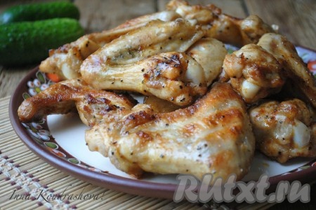 Снять крылышки с решетки и горячими подать на стол. Куриные крылья, приготовленные на мангале по этому рецепту, получаются сочными, вкусными и ароматными.
